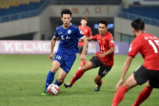 中国男篮大败日本，郭士强面临压力与质疑